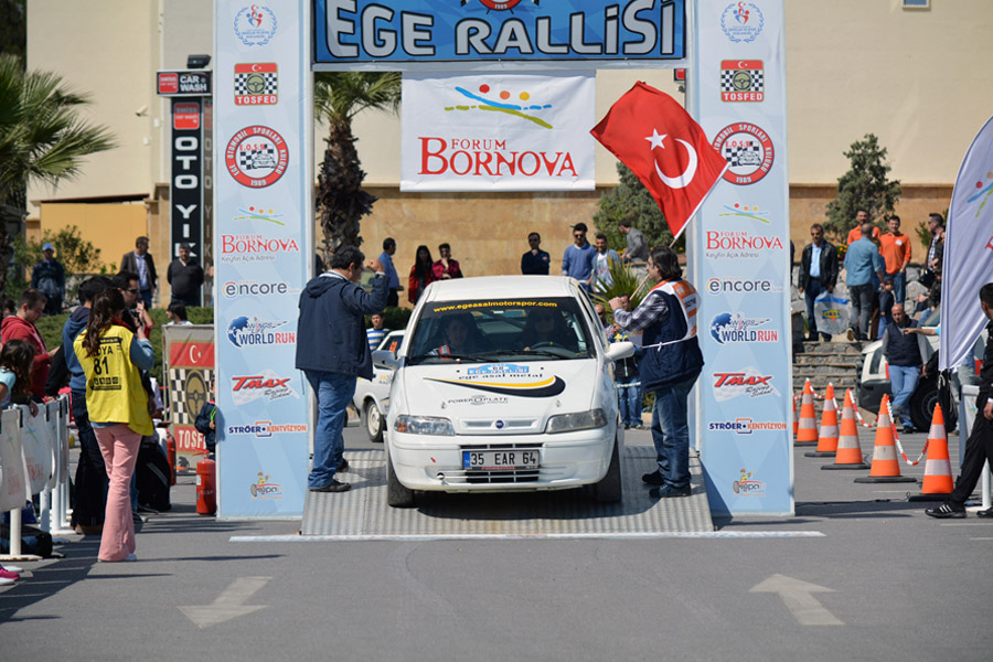 Buse Uğraş - Selen Acar 2014 Ege Rallisi start takında
